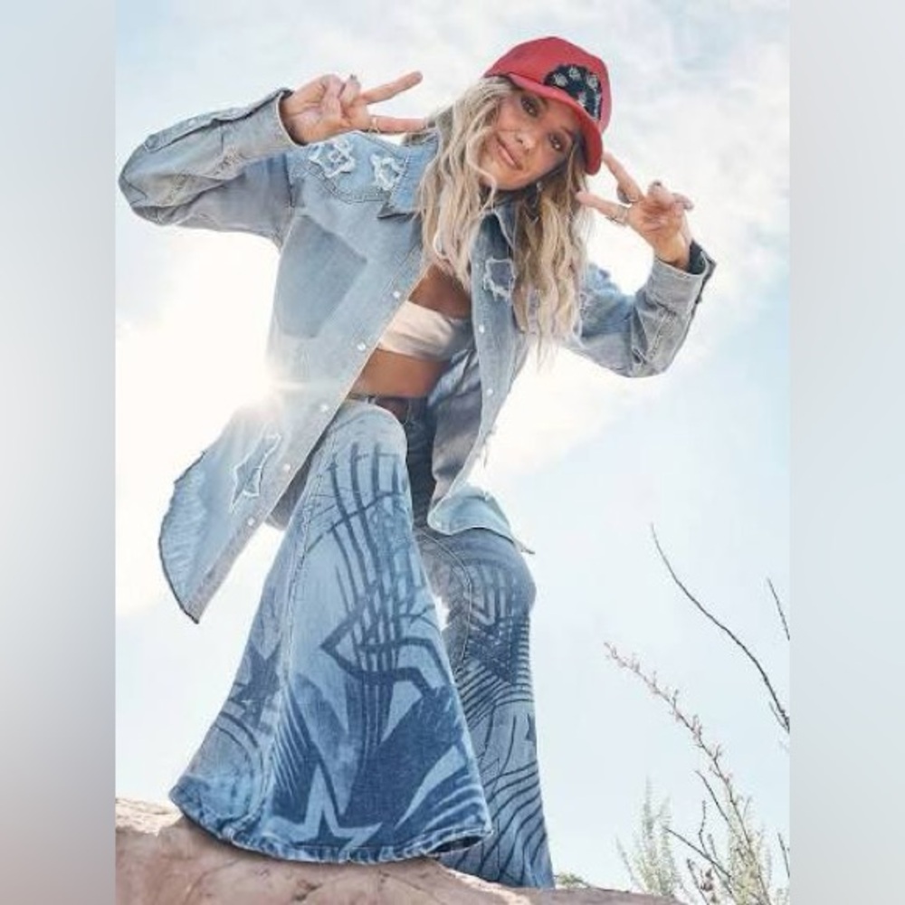 WRANGLER 🦋 Lainey Wilson Rockstar Bell Bottoms Flare Printed Jeans 30x34
